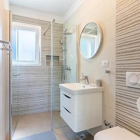 Guest house New 4 Star M&a In Town Cres