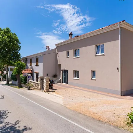 Gostinjska kuća New 4 Star M&a In Town