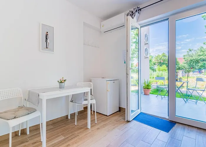 New 4 Star M&a In Town Vendégház